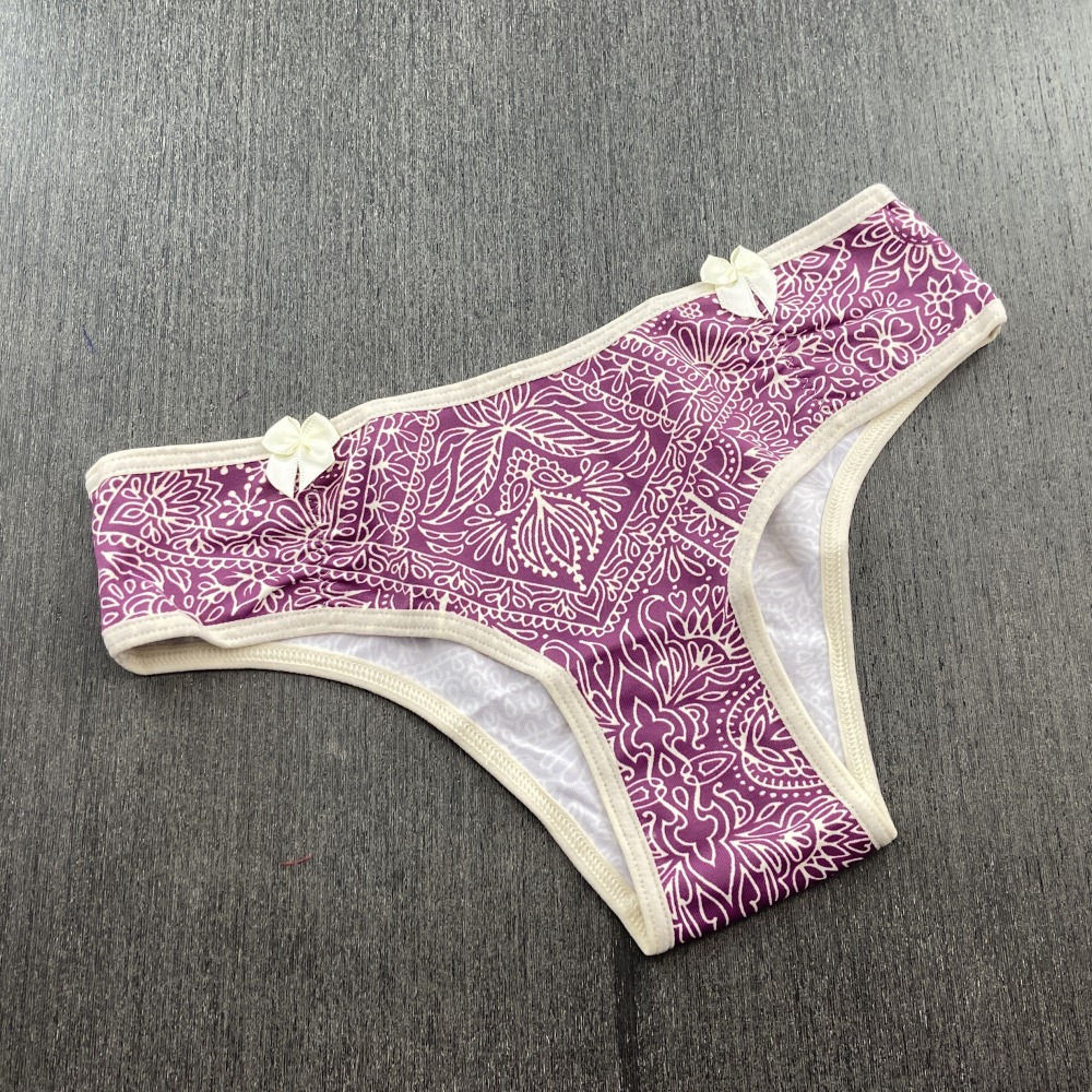 Calcinha de Microfibra e Laço Frontal Viés Marfim/ Estampas Variadas