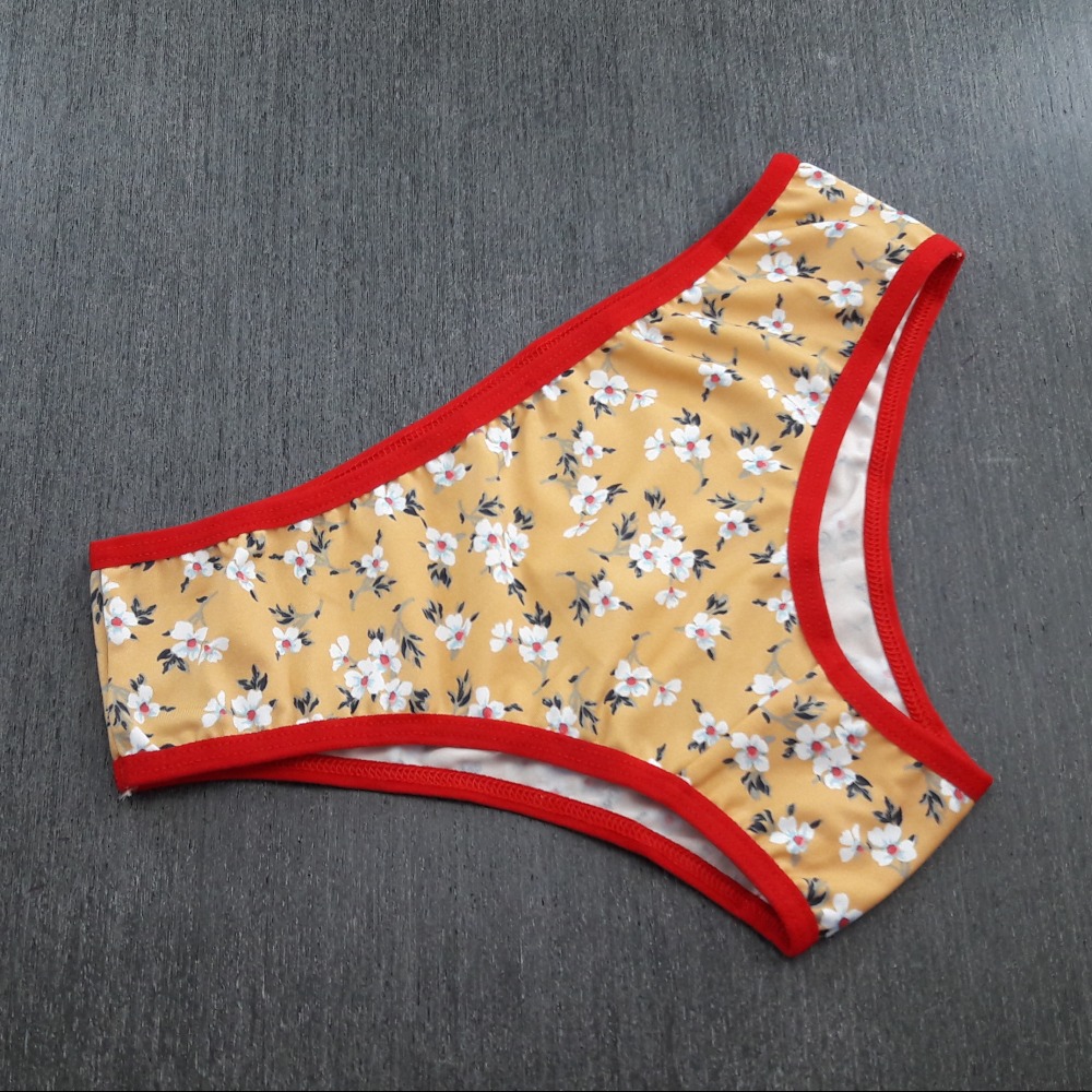 Calcinha em Microfibra Estampada Viés Vermelho/ Estampas Variadas