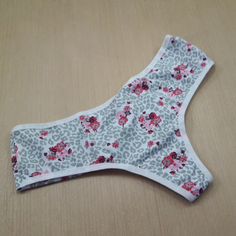 Tanga Estampada Viés Branco/ Onça Floral Variada