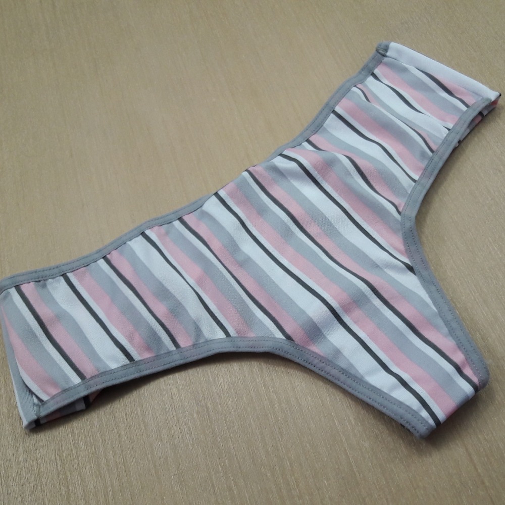 Tanga Estampada Viés Cinza/ Listras