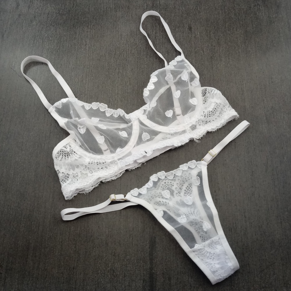 Conjunto de Lingerie Romntica em Renda e Guipir Bordado com Coraes Branco