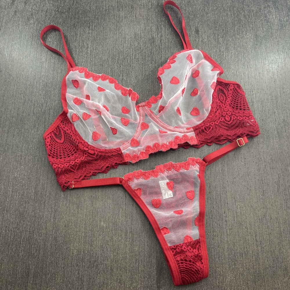 Conjunto de Lingerie Romntica em Renda e Guipir Bordado com Coraes