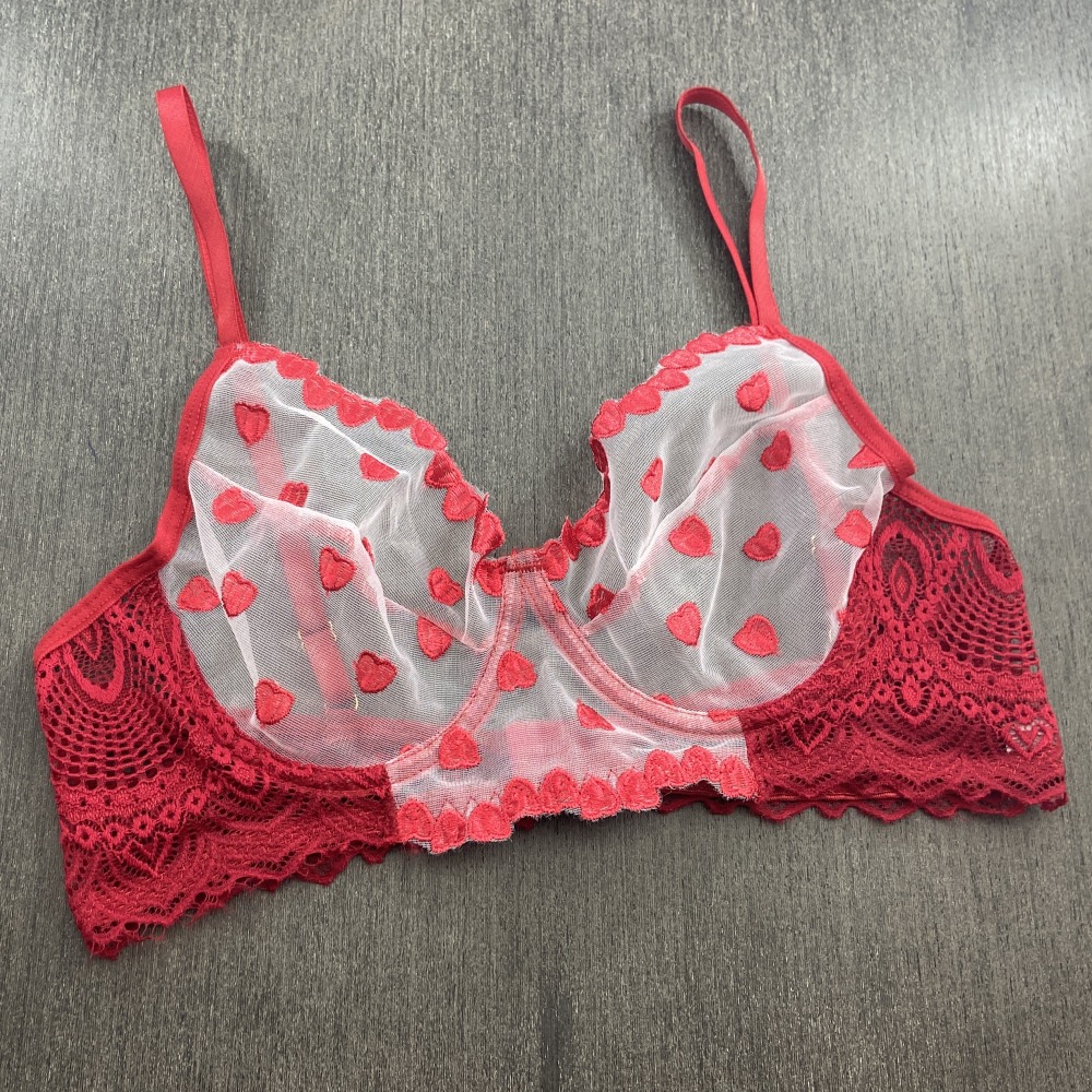 Conjunto de Lingerie Romntica em Renda e Guipir Bordado com Coraes