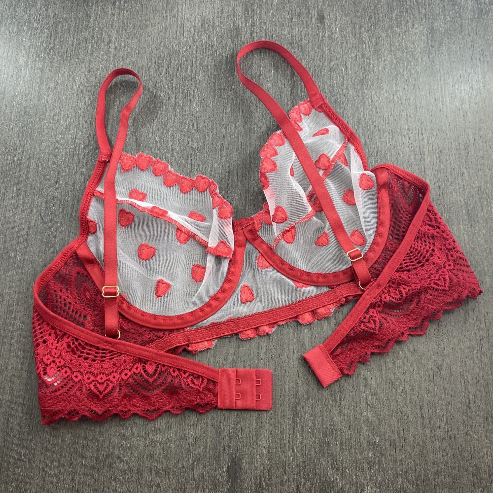 Conjunto de Lingerie Romntica em Renda e Guipir Bordado com Coraes