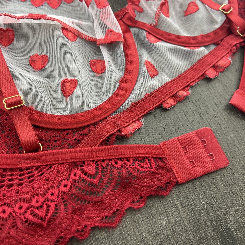 Conjunto de Lingerie Romntica em Renda e Guipir Bordado com Coraes