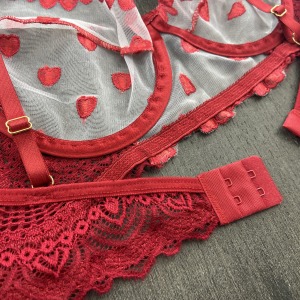 Conjunto de Lingerie Romntica em Renda e Guipir Bordado com Coraes